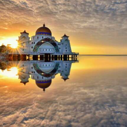 Beautiful20sunrise20reflections20over20Malacca20Straits20Mosque20Malaysia2076705414.jpg